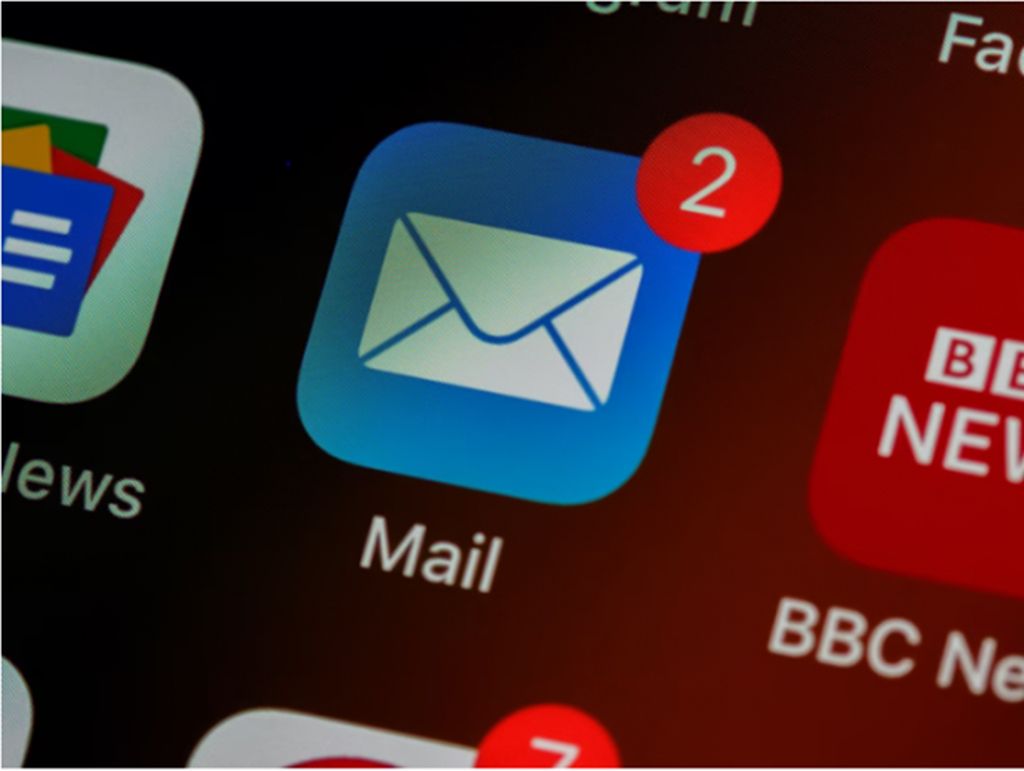 Email icon on the iOS home screen