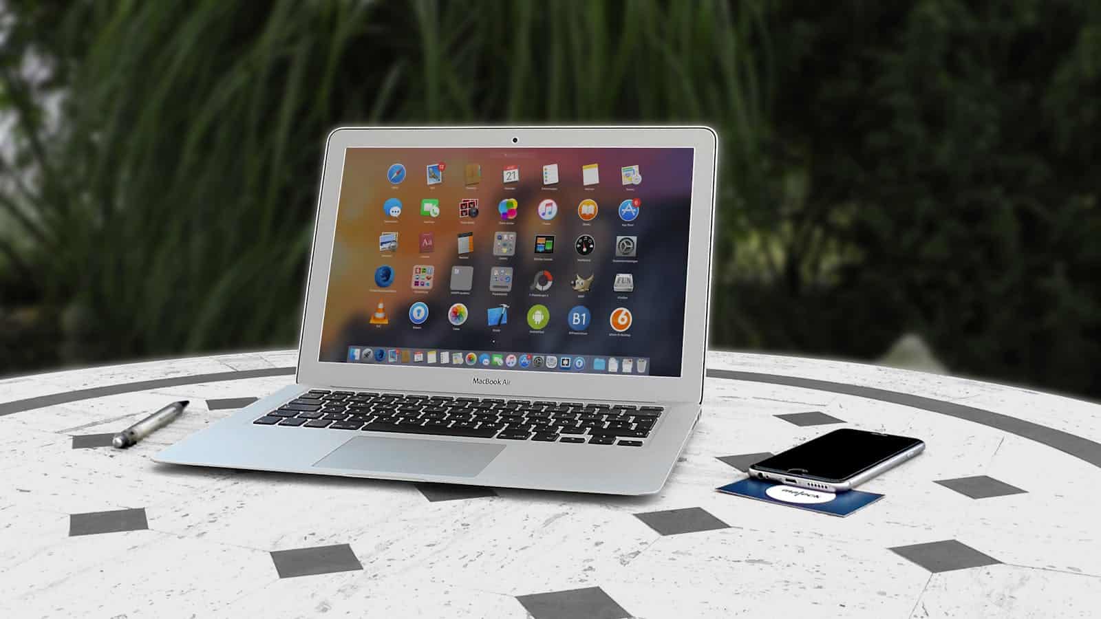 The Impact of Social Media on Goal Setting and Happiness